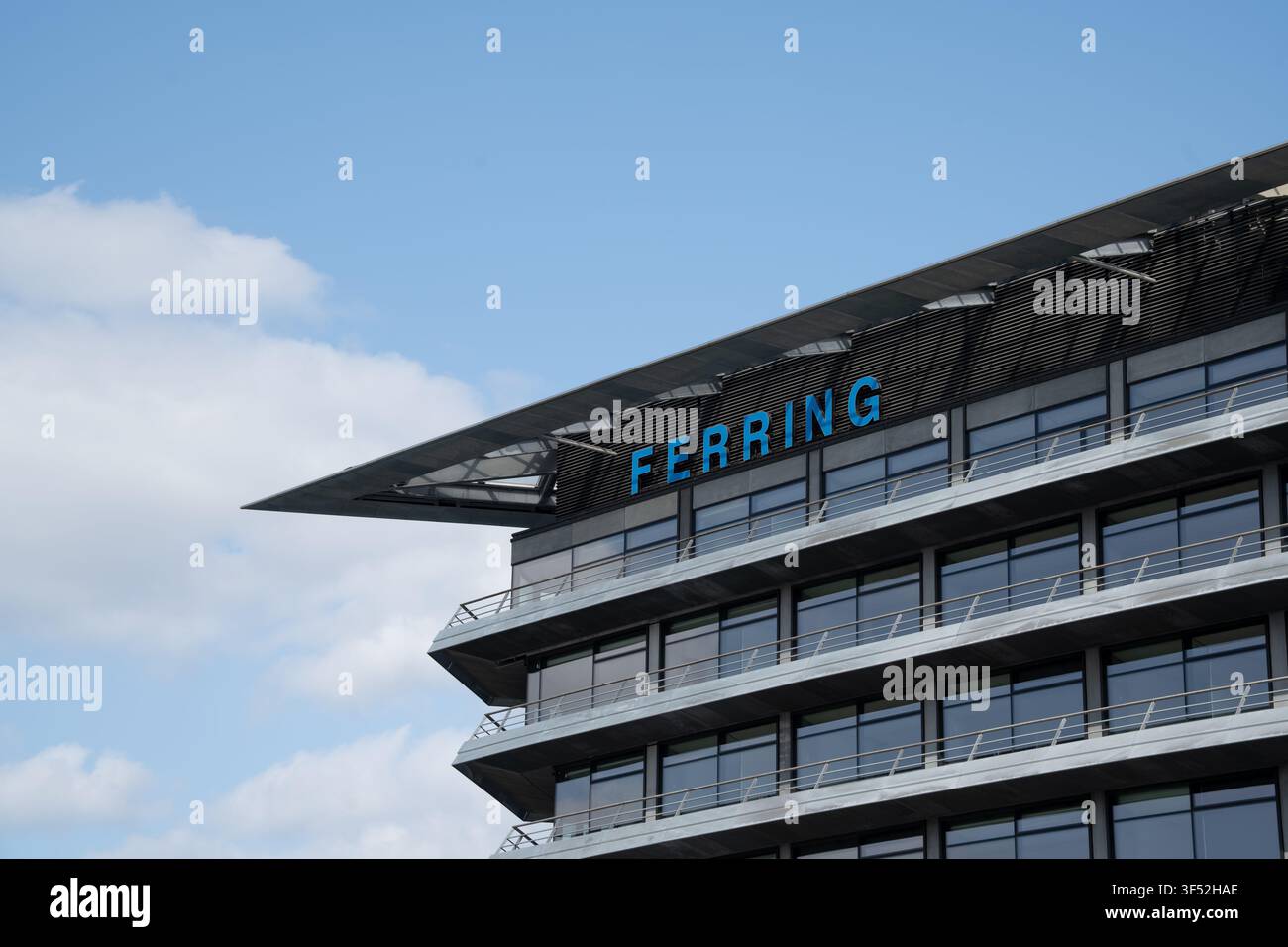 Edificio moderno degli uffici di Ferring Pharmaceuticals, un'azienda di scienze della vita e biotecnologie, a Scanport, degli architetti Foster + Partners Foto Stock
