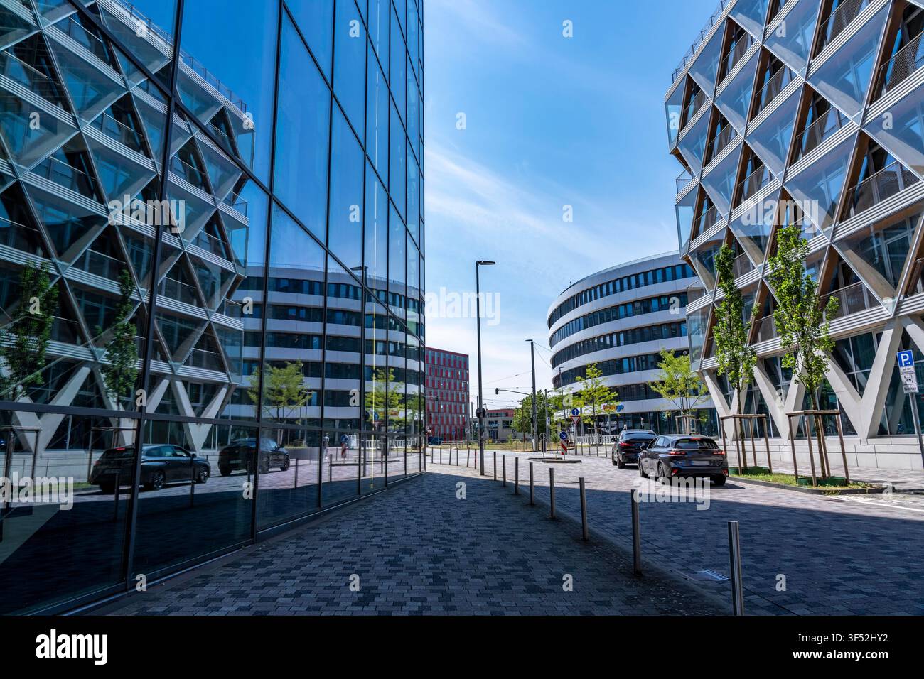 Edifici nel Medienhafen di Düsseldorf, Holzstraße, Speditionstraße; edifici residenziali e commerciali moderni, così come vecchi edifici portuali; una varietà Foto Stock