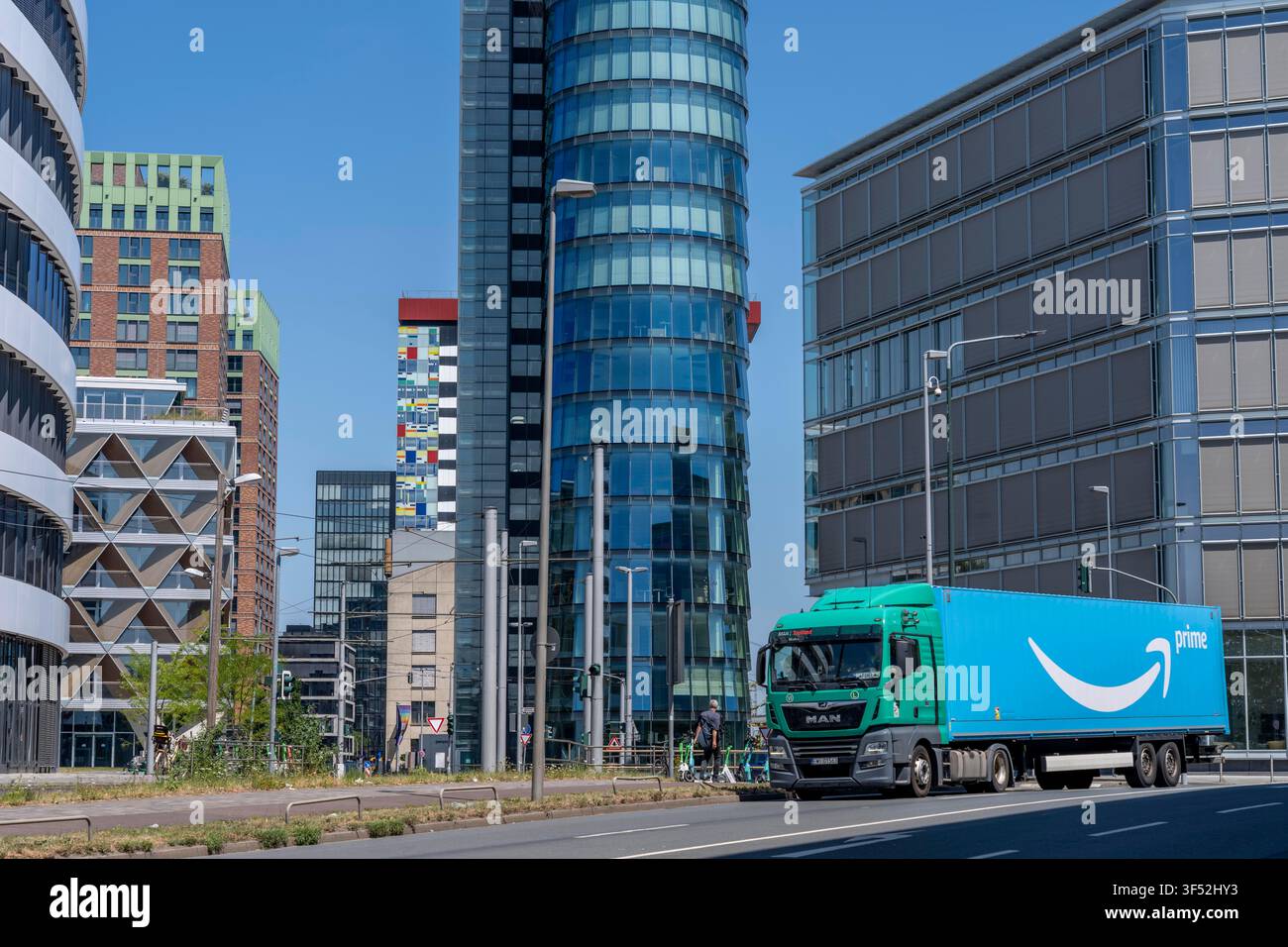 Edifici nel Medienhafen di Düsseldorf, Holzstraße, Speditionstraße, strada di accesso al porto cittadino, camion Amazon Prime, residenze e uffici moderni Foto Stock