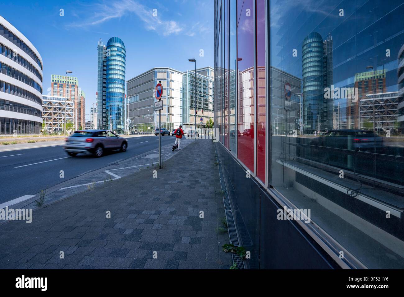 Edifici nel Medienhafen di Düsseldorf, Holzstraße, Speditionstraße; edifici residenziali e commerciali moderni, così come vecchi edifici portuali; una varietà Foto Stock