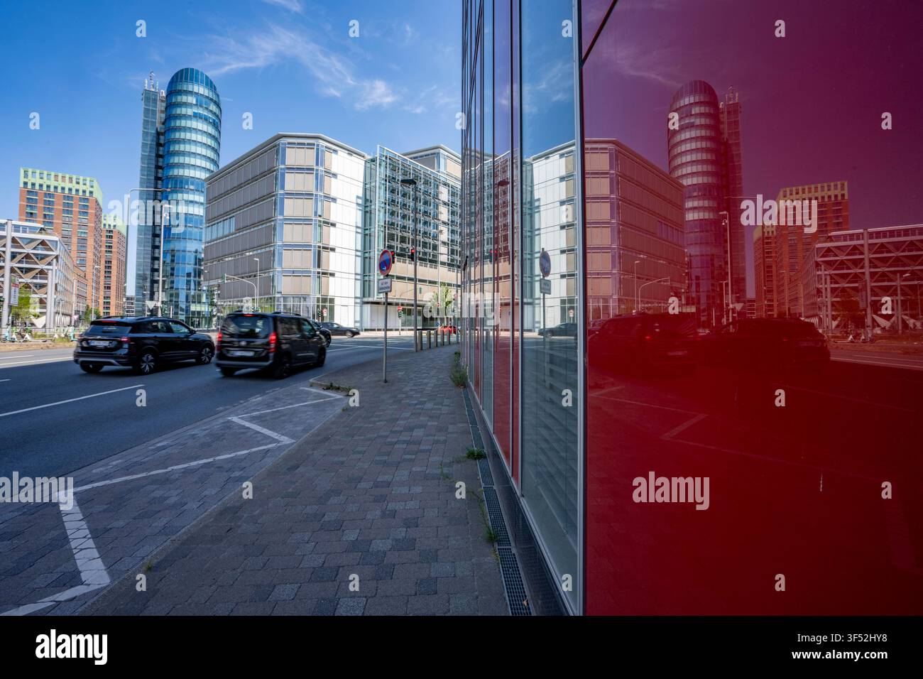Edifici nel Medienhafen di Düsseldorf, Holzstraße, Speditionstraße; edifici residenziali e commerciali moderni, così come vecchi edifici portuali; una varietà Foto Stock