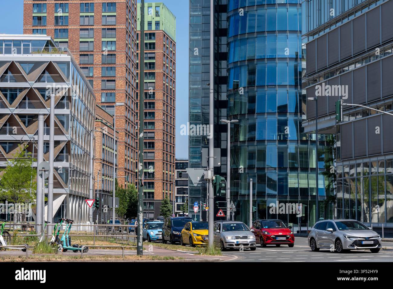 Edifici nel Medienhafen di Düsseldorf, Holzstraße, Speditionstraße; edifici residenziali e commerciali moderni, così come vecchi edifici portuali; una varietà Foto Stock