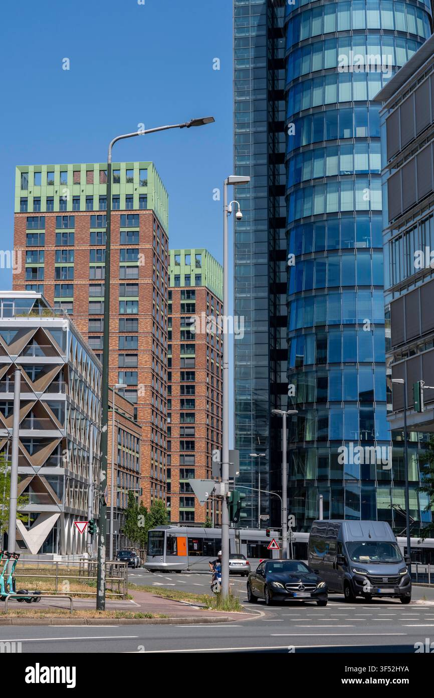 Edifici nel Medienhafen di Düsseldorf, Holzstraße, Speditionstraße; edifici residenziali e commerciali moderni, così come vecchi edifici portuali; una varietà Foto Stock