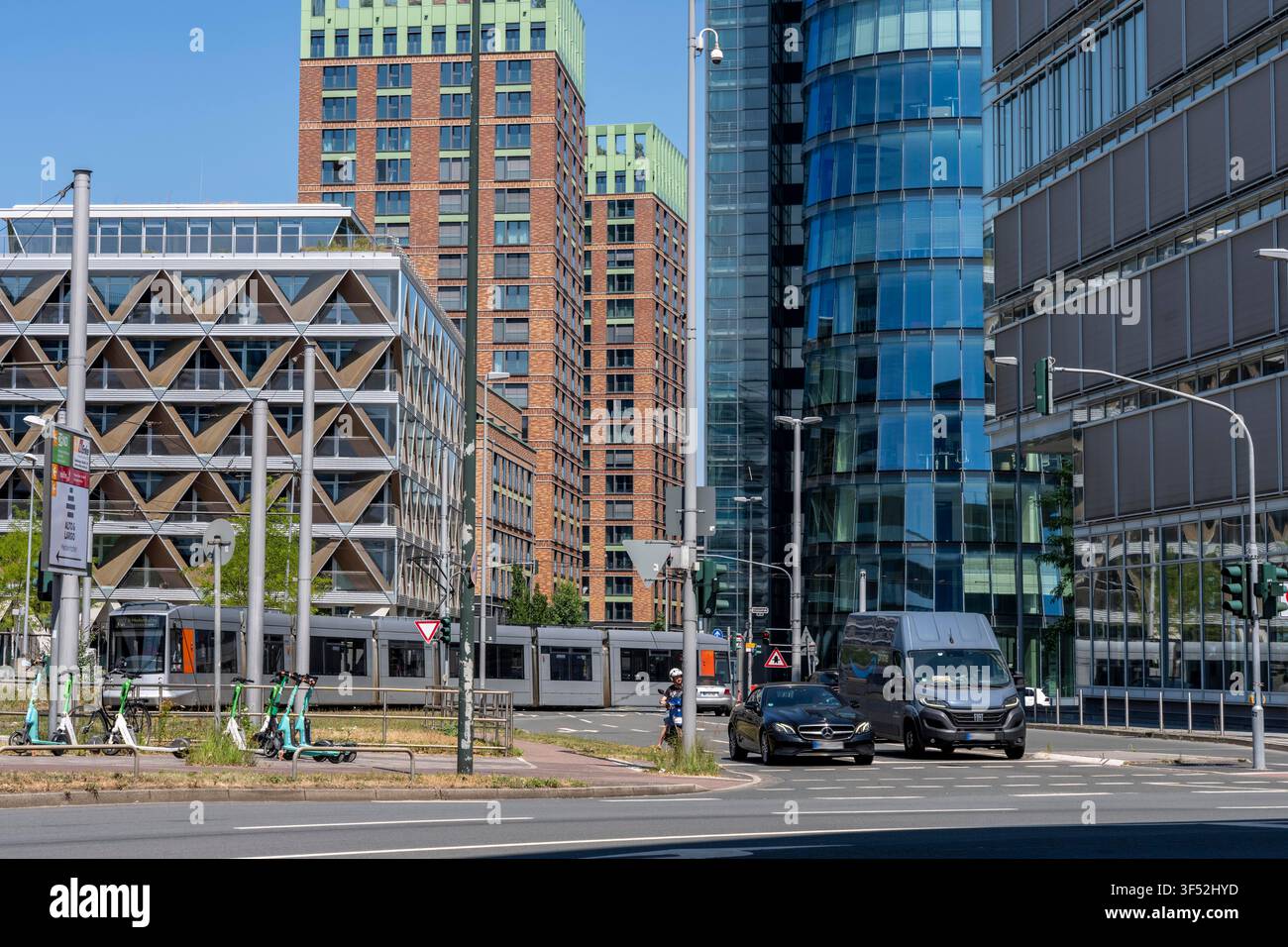 Edifici nel Medienhafen di Düsseldorf, Holzstraße, Speditionstraße; edifici residenziali e commerciali moderni, così come vecchi edifici portuali; una varietà Foto Stock