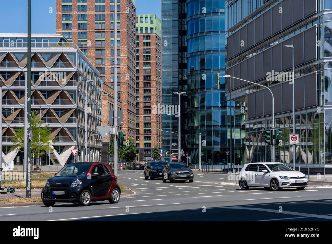 Edifici nel Medienhafen di Düsseldorf, Holzstraße, Speditionstraße; edifici residenziali e commerciali moderni, così come vecchi edifici portuali; una varietà Foto Stock