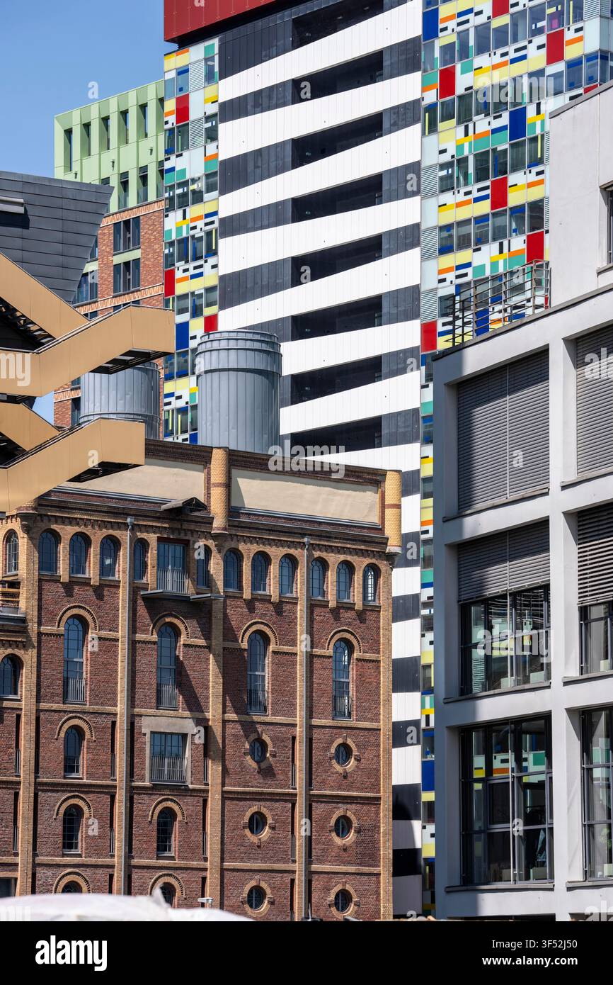 Edifici nel Medienhafen di Düsseldorf, Holzstraße, Speditionstraße; edifici residenziali e commerciali moderni, così come vecchi edifici portuali; una varietà Foto Stock