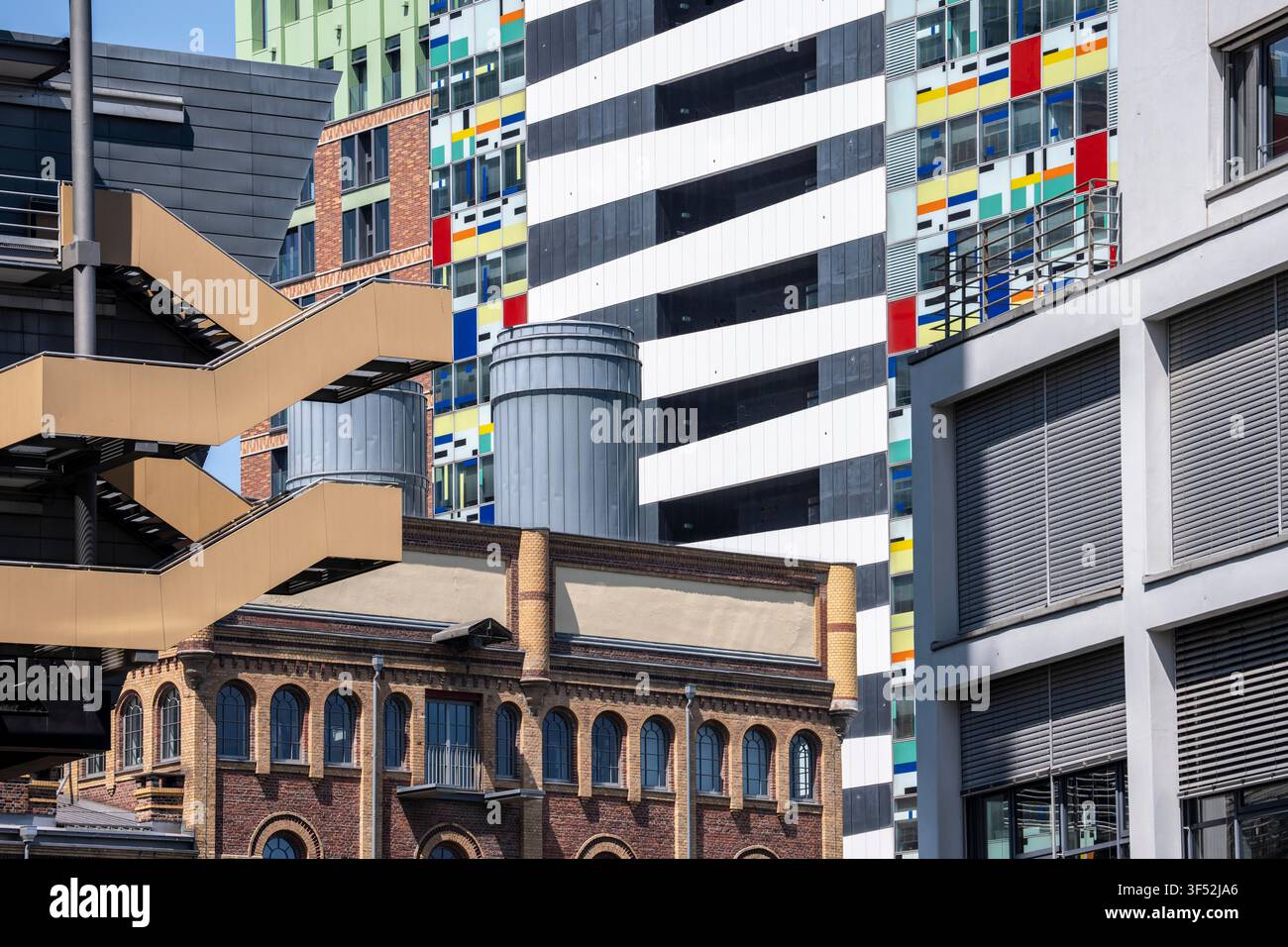 Edifici nel Medienhafen di Düsseldorf, Holzstraße, Speditionstraße; edifici residenziali e commerciali moderni, così come vecchi edifici portuali; una varietà Foto Stock