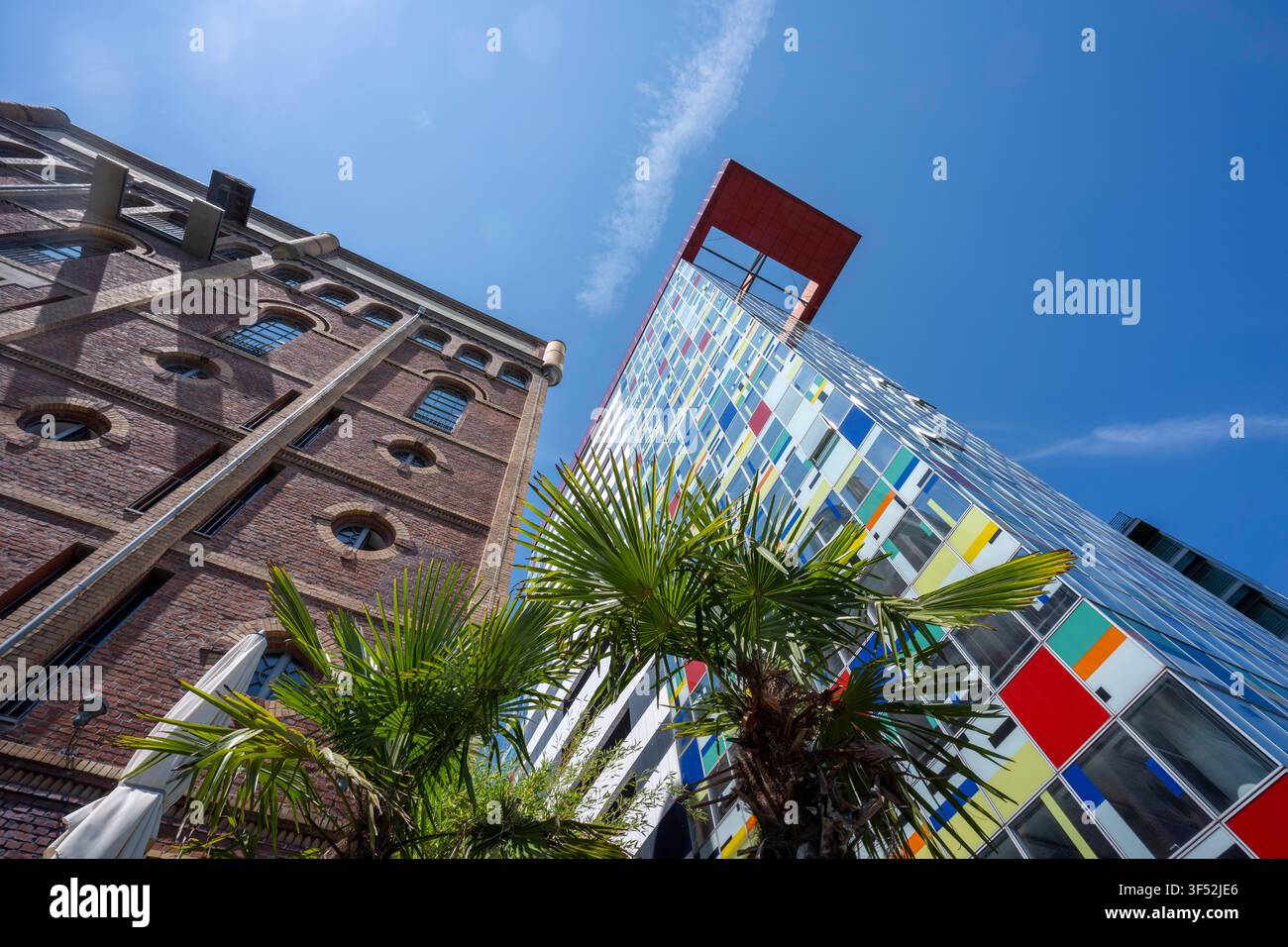 Edifici nel Medienhafen di Düsseldorf, il Vecchio Magazzino, Julo-Levin-Ufer, il grattacielo Colorium, l'hotel Inside by Melia, residenze moderne e o Foto Stock