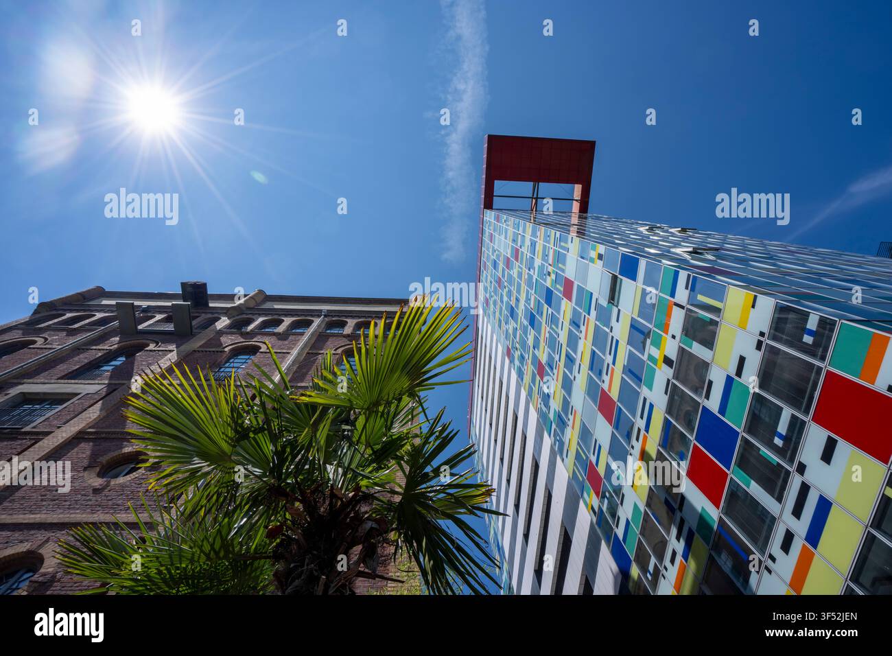 Edifici nel Medienhafen di Düsseldorf, il Vecchio Magazzino, Julo-Levin-Ufer, il grattacielo Colorium, l'hotel Inside by Melia, residenze moderne e o Foto Stock