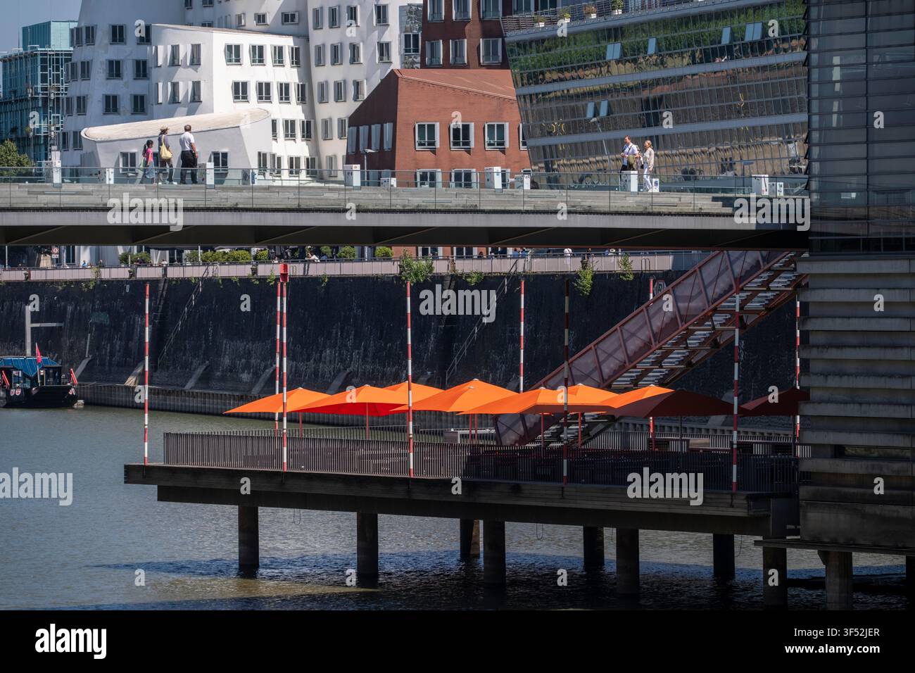Edifici nel Medienhafen di Düsseldorf, la terrazza del ristorante Lido-Hafen, il Neuer Zollhof, gli edifici Gehry, edifici residenziali e commerciali moderni Foto Stock
