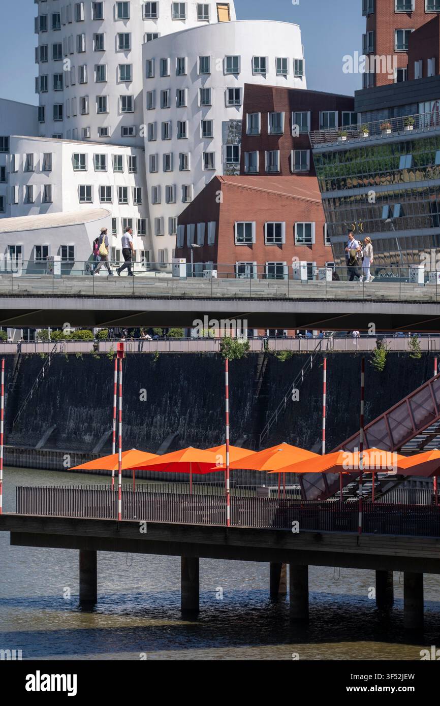Edifici nel Medienhafen di Düsseldorf, la terrazza del ristorante Lido-Hafen, il Neuer Zollhof, gli edifici Gehry, edifici residenziali e commerciali moderni Foto Stock