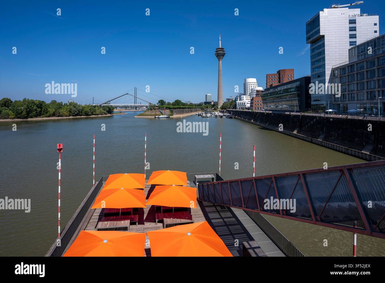 Edifici nel Medienhafen di Düsseldorf, la terrazza del ristorante Lido-Hafen, il Neuer Zollhof, gli edifici Gehry, edifici residenziali e commerciali moderni Foto Stock
