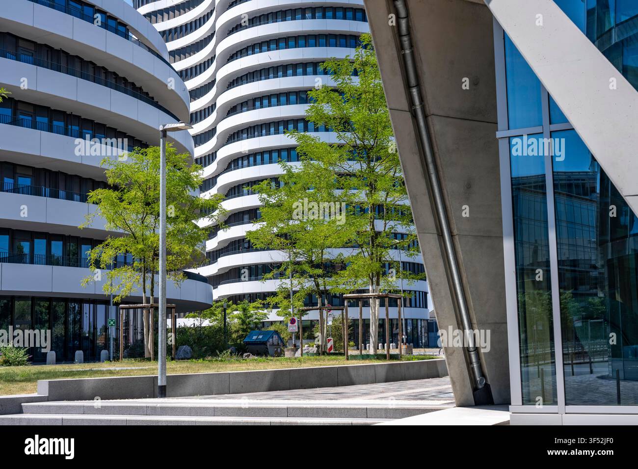 Edifici nel Medienhafen di Düsseldorf, Holzstraße, Speditionstraße; edifici residenziali e commerciali moderni, così come vecchi edifici portuali; una varietà Foto Stock
