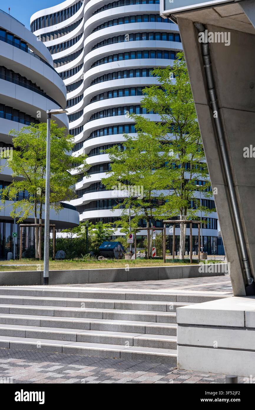 Edifici nel Medienhafen di Düsseldorf, Holzstraße, Speditionstraße; edifici residenziali e commerciali moderni, così come vecchi edifici portuali; una varietà Foto Stock