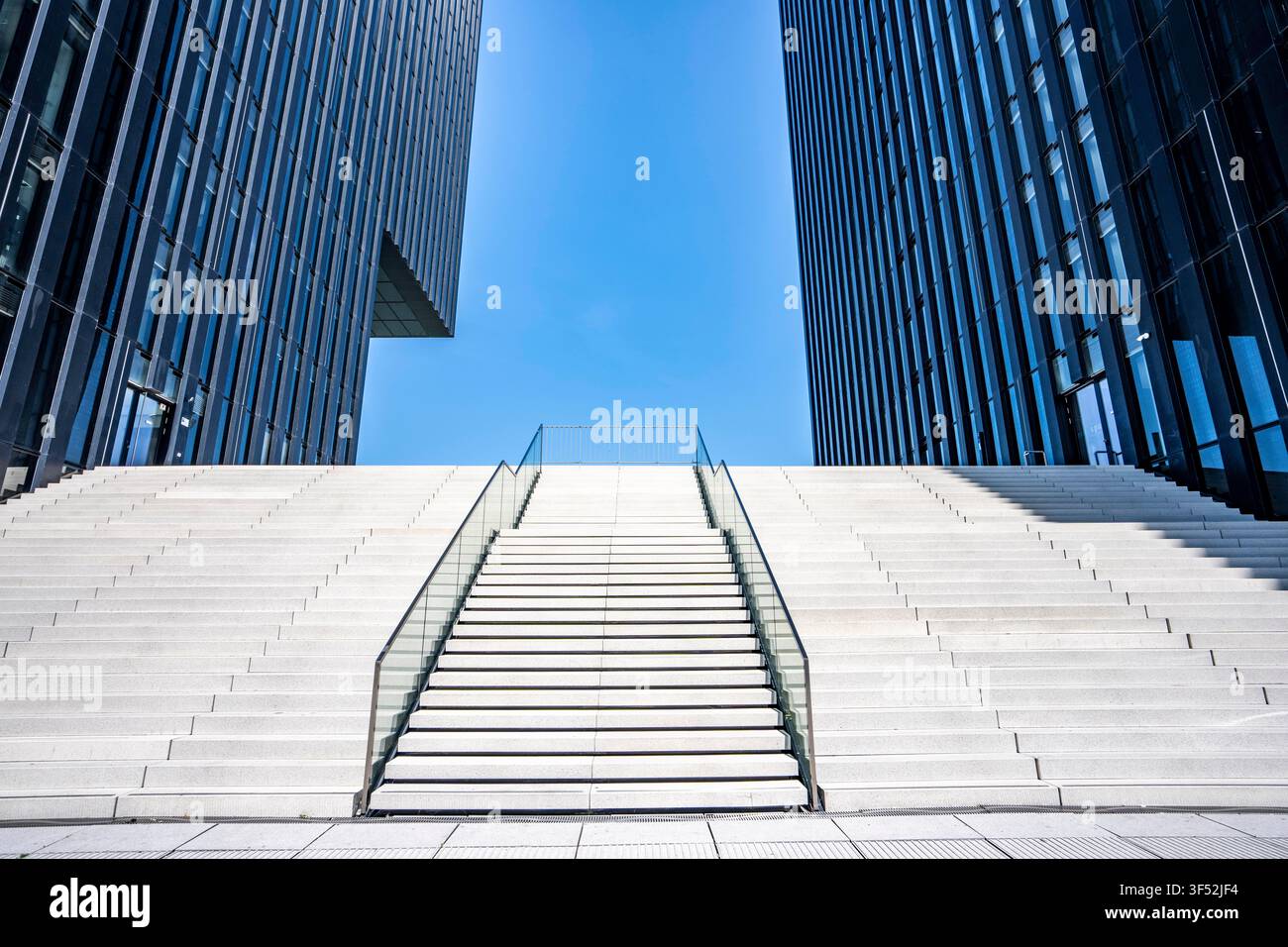 Edifici nel Medienhafen di Düsseldorf, la scala dell'Hyatt Regency Hotel, edifici, edifici residenziali e commerciali moderni, così come quelli antichi Foto Stock