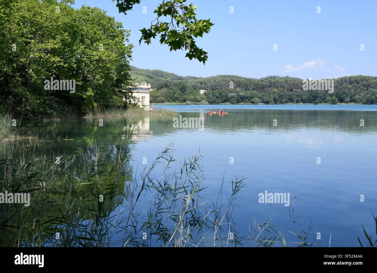 Estany de Banyoles (lago di Banyoles o Bañolas), lago di origine carsica e tettonica. Costruzione sul lato del lago (pesquera). Comune di Banyoles, Pla de l'E Foto Stock