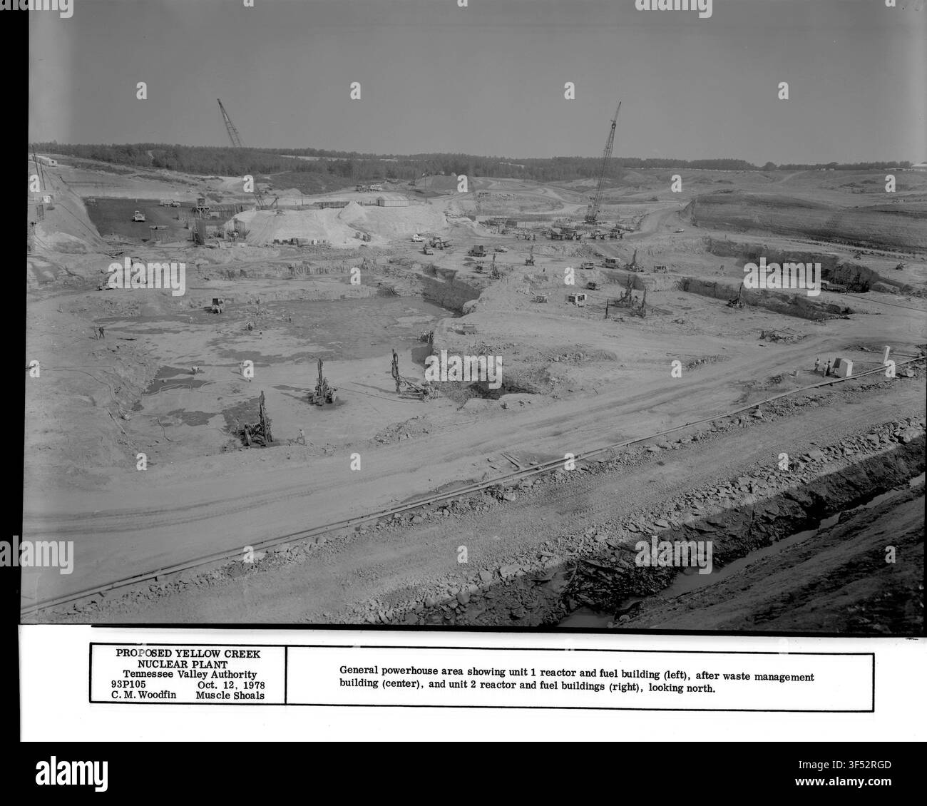 L'area del complesso industriale General della Tennessee Valley Authority, che mostra il reattore dell'unità 1 e l'edificio del combustibile, l'edificio per la gestione dei rifiuti e il reattore dell'unità 2 e gli edifici del combustibile, in una fotografia della metà del XX secolo. Foto Stock