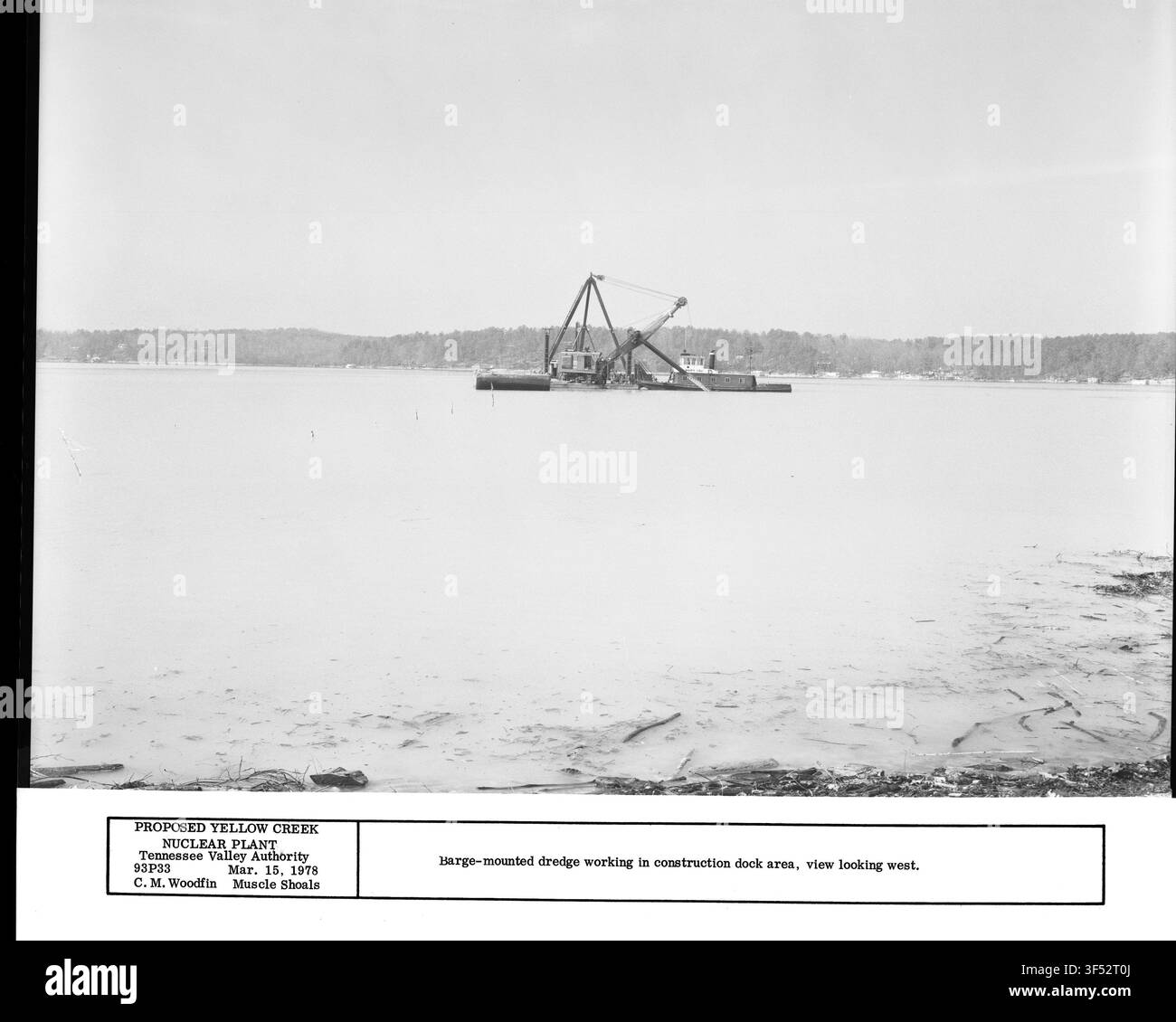 Un dragaggio montato su una chiatta che lavora in un'area di cantiere, visto da ovest, come parte dei progressi costruttivi della Tennessee Valley Authority. Foto Stock