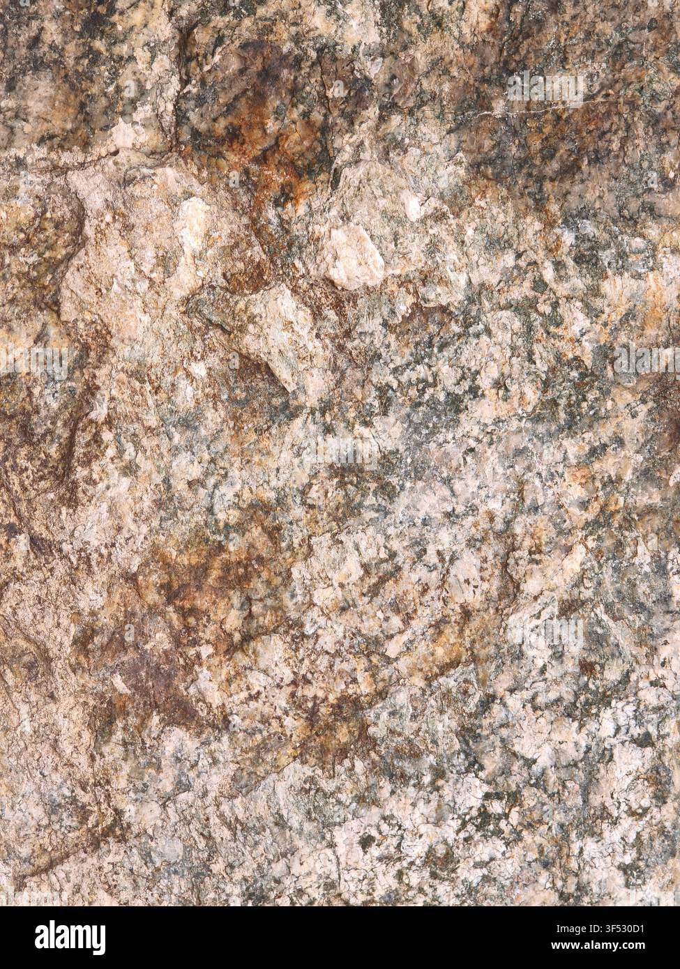 Sfondo in texture di pietra di granito naturale con superficie minerale ruvida e venature di quarzo - Immagine stock catturata con smartphone
