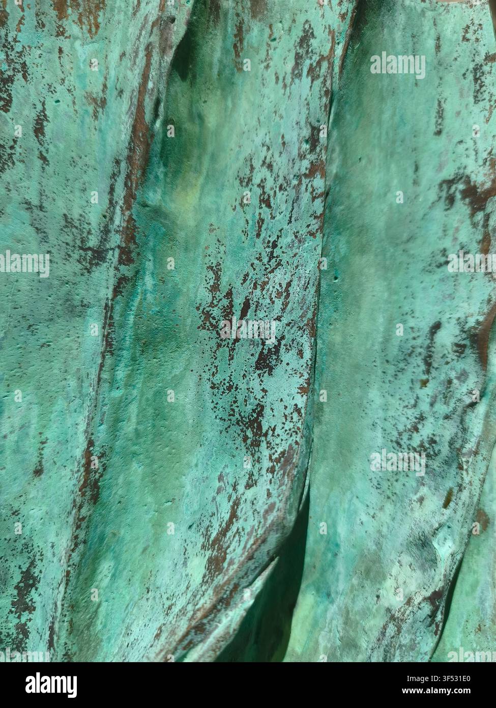 Sfondo strutturato astratto di una superficie di rame ossidata con patina verde di verderame e tracce di ruggine metallica Foto Stock