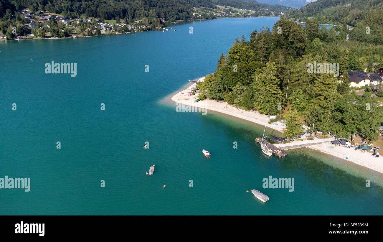 Vista aerea della riva panoramica del lago Mondsee nel Salzkammergut, Austria Foto Stock