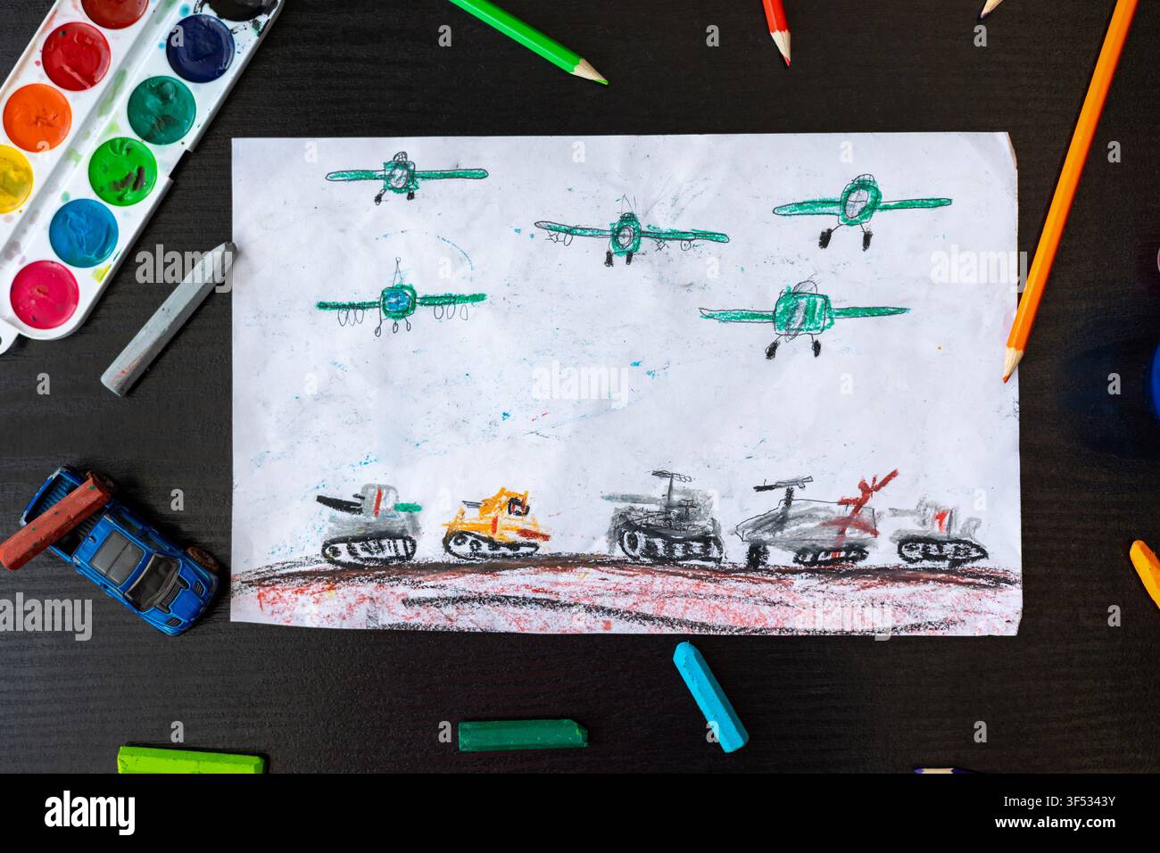 Disegno di un bambino che raffigura la guerra e veicoli militari. Concetto dell'infanzia durante i conflitti armati, espressione emotiva e salute mentale dei bambini Foto Stock