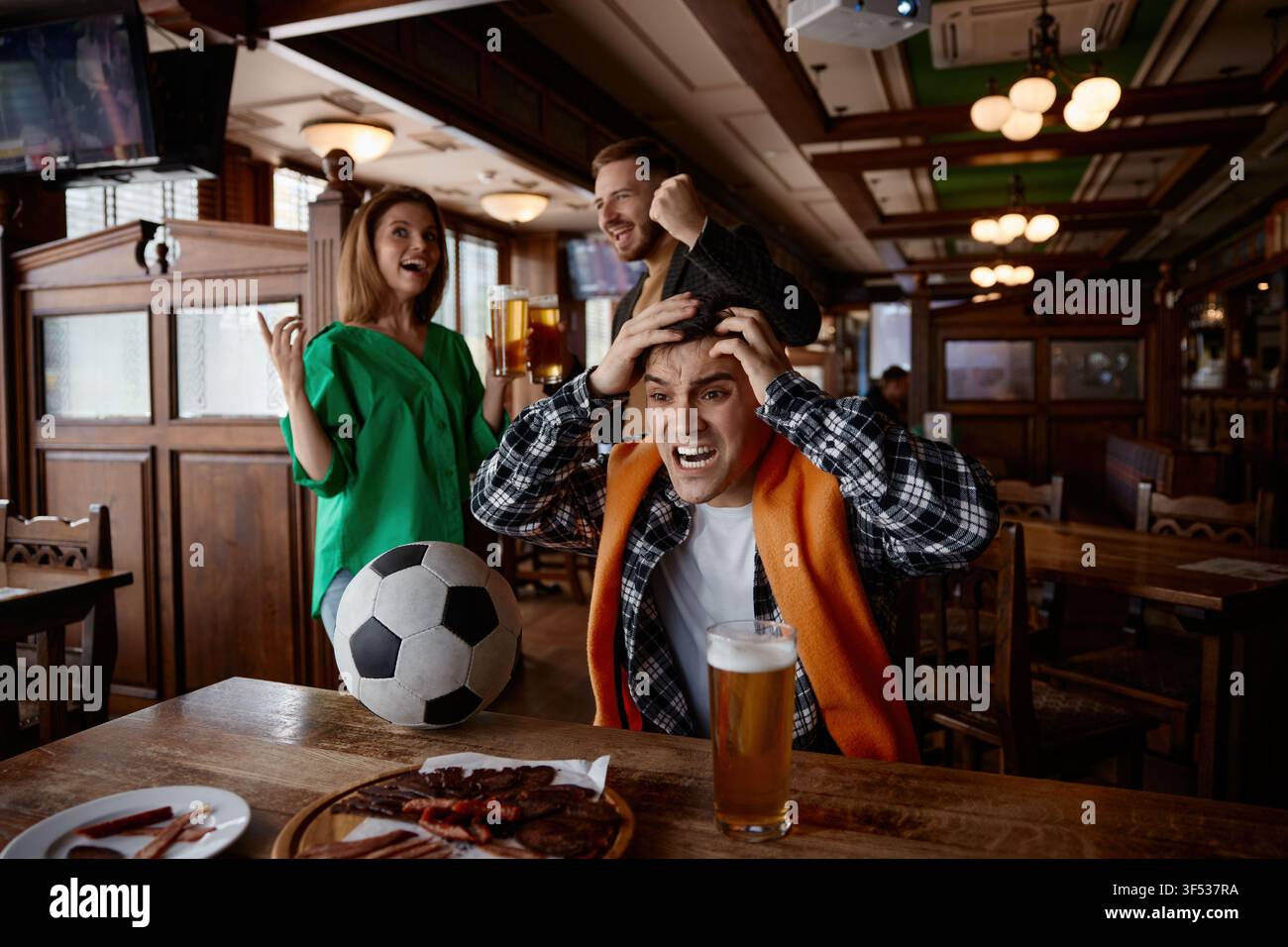 I tifosi in festa condividono abbracci spontanei e applausi in un'atmosfera festosa da party Foto Stock