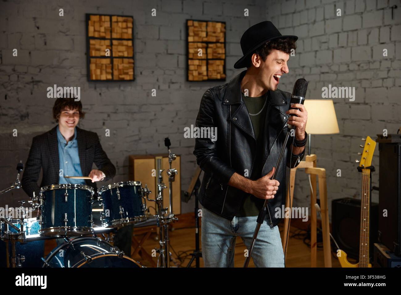 Gruppo rock che si esercita con emozione intensa e atmosfera in stile vintage Foto Stock