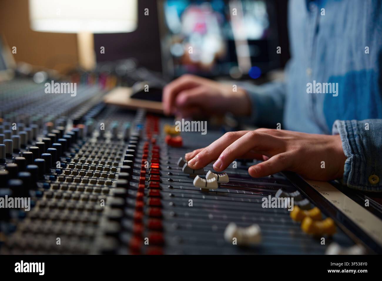 Garantire un'armonia di livello precisa e un lavoro di squadra in uno studio di musica professionale di alta qualità Foto Stock