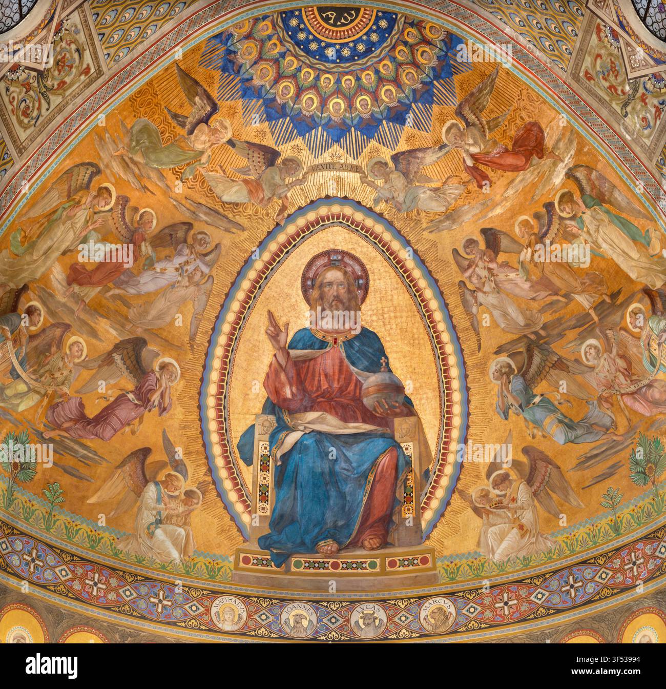 MONZA, ITALIA - 19 MARZO 2026: L'affresco di Gesù il Pantocratore tra gli angeli nell'abside principale della chiesa di San Carlo di grandi Foto Stock