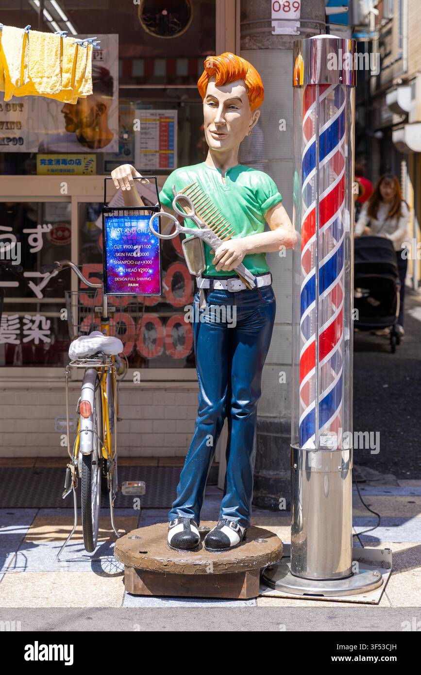 Osaka Giappone – 3 luglio 2026 – Manichino statua di barbiere che pubblicizza servizi Foto Stock