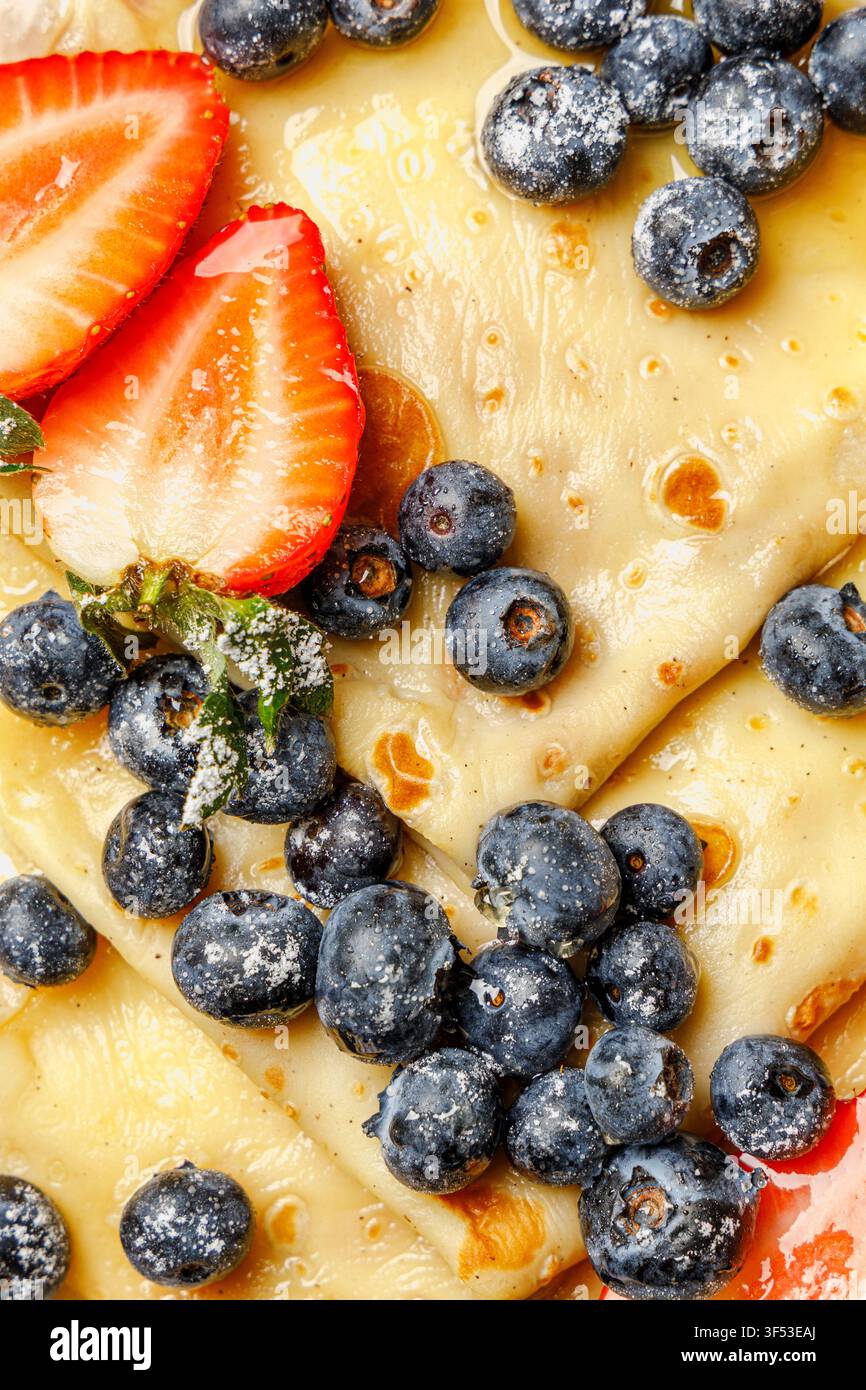 Close-up macro di pancake con mirtilli e fragole Foto Stock