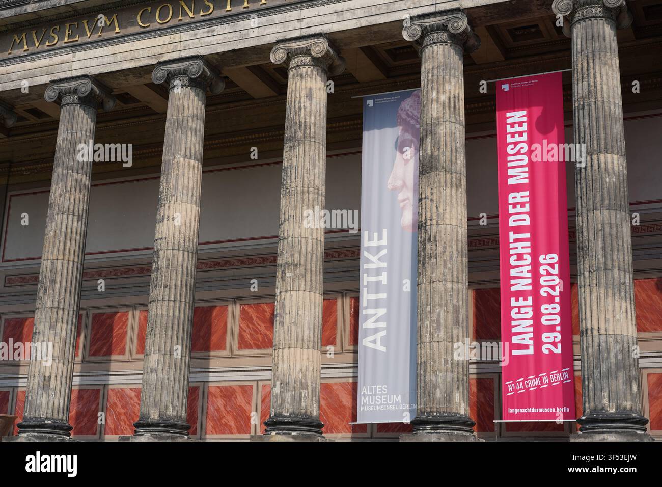 Berlino, Germania – 31 luglio 2026: Altes Museum sull’isola dei musei con striscioni per "Antichità" e la Notte dei musei il 29 agosto 2026. Foto Stock