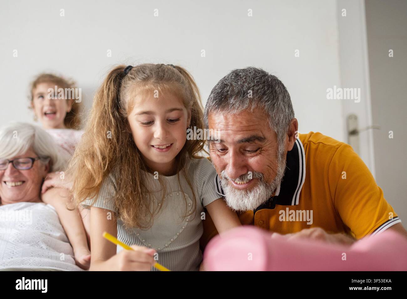 Nonni che passano del tempo di qualità con la nipotina a casa Foto Stock
