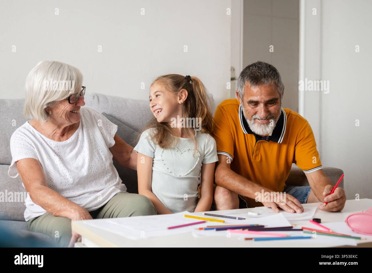 Nonni che passano del tempo di qualità con la nipotina a casa Foto Stock