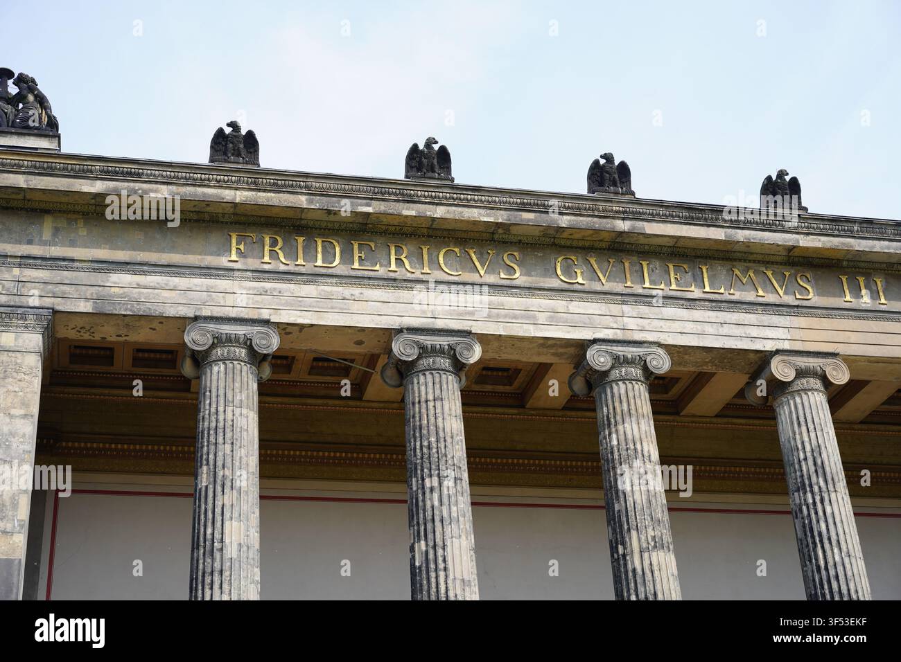 Berlino, Germania - 31 luglio 2026: Vista dettagliata dell'iscrizione latina dorata "Fridericus Guilelmus III" sull'Altes Museum sull'isola dei musei. Foto Stock