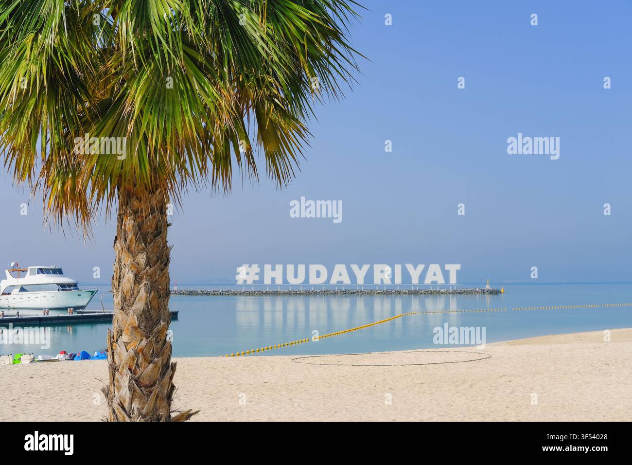 Enorme cartello a forma di hashtag di Hudayriyat sulla spiaggia pubblica di Abu Dhabi, centro ricreativo dell'isola di Hudayriyat, Emirati Arabi Uniti Foto Stock