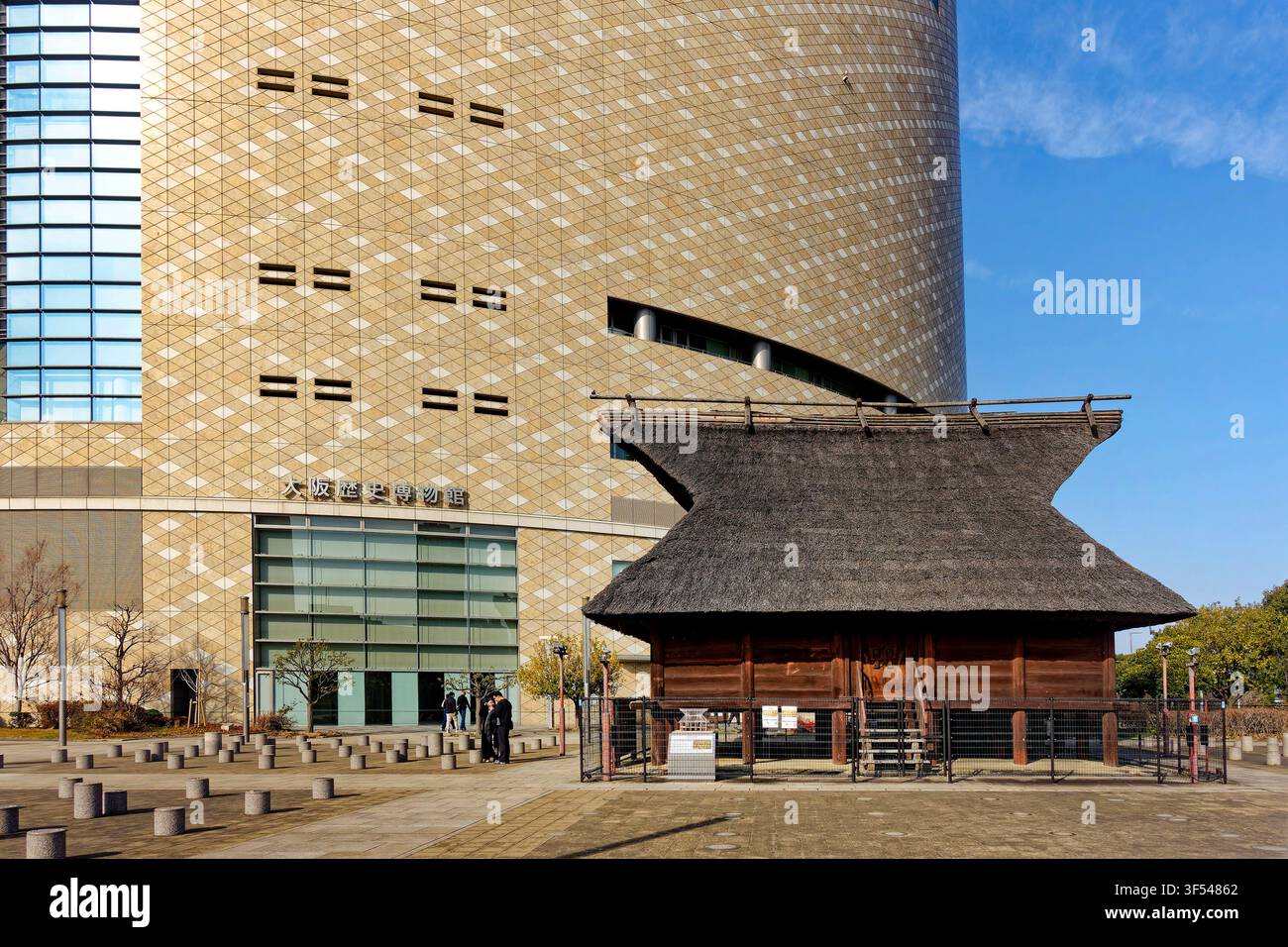 contrasto architettonico tra il moderno ‚Osaka Museum of History‘ e un magazzino tradizionale del periodo Kofun, Giappone, Osaka Foto Stock