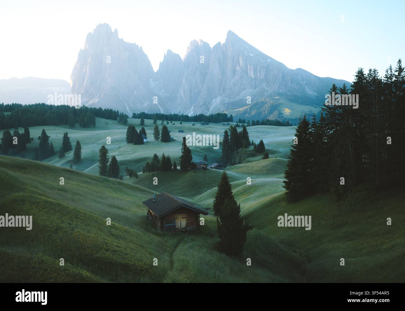 Paesaggio alpino scenografico con rifugi di montagna nelle Alpi all'alba in estate Foto Stock