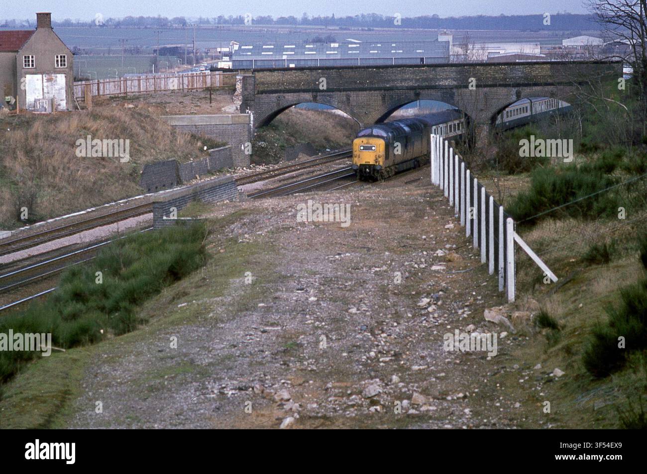 Un Deltic di classe 55 molto sporco, numero 55008 “The Green Howards”, passa i resti troncati del precedente cavalcavia della linea Cambridge-Bedford a Sandy con il treno delle 08.05 da York a King's Cross nel 1978. Il ponte a 3 archi è stato sostituito da allora. Foto Stock