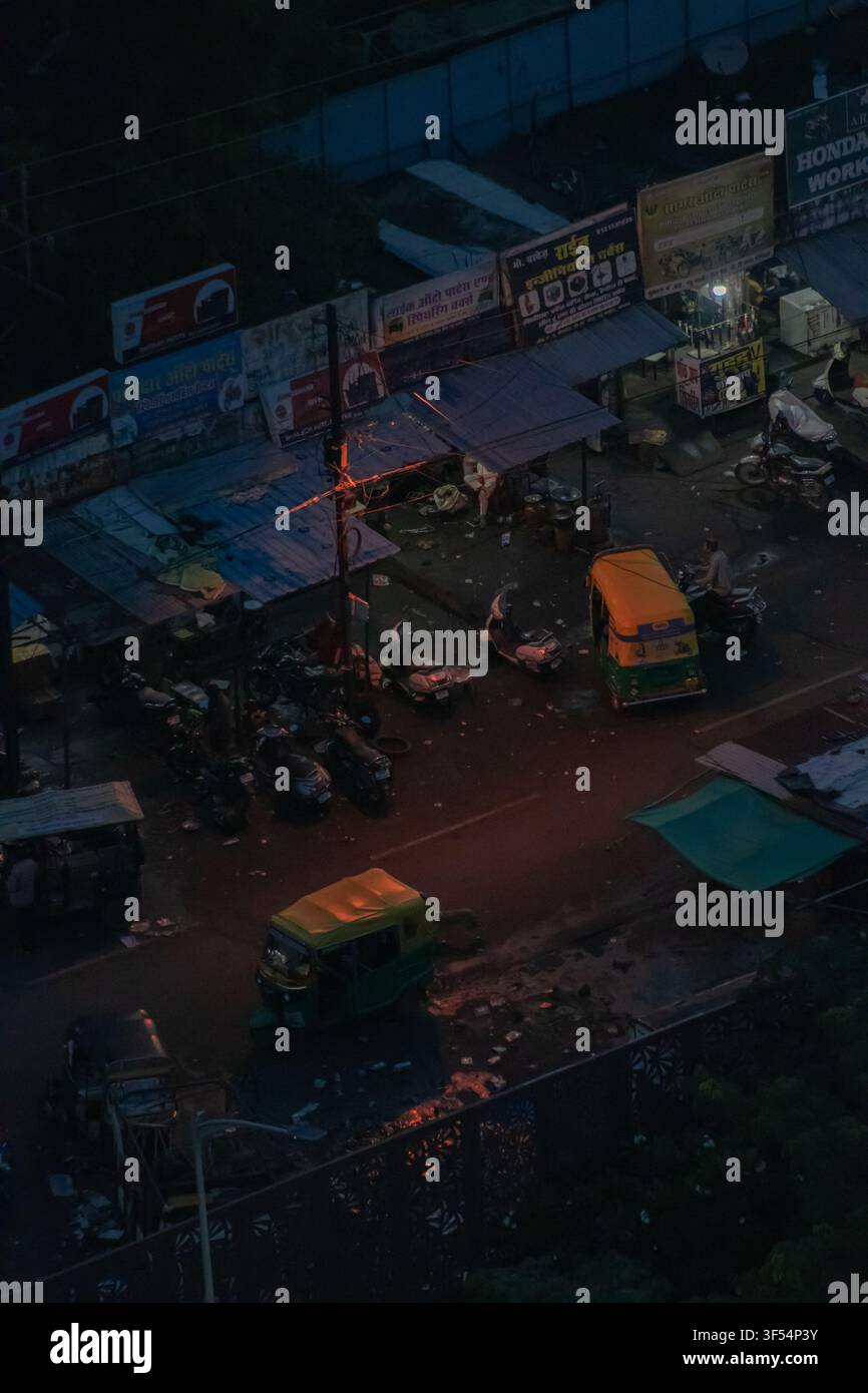 Vista notturna dall'alto di una strada indiana con auto-rickshaw a Bhopal Foto Stock