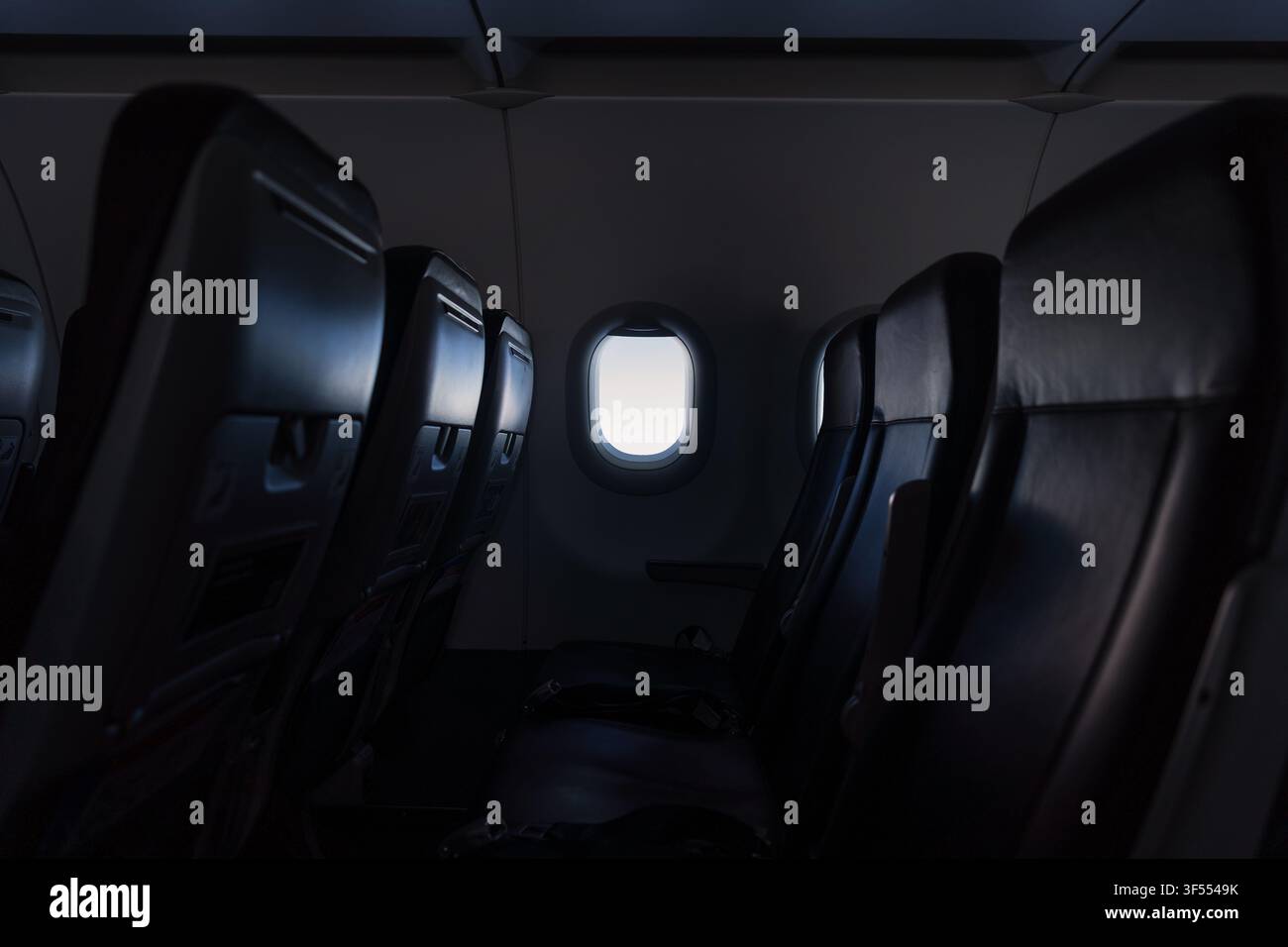 Vista ad angolo ampio degli interni di un aereo con sedili vuoti Foto Stock