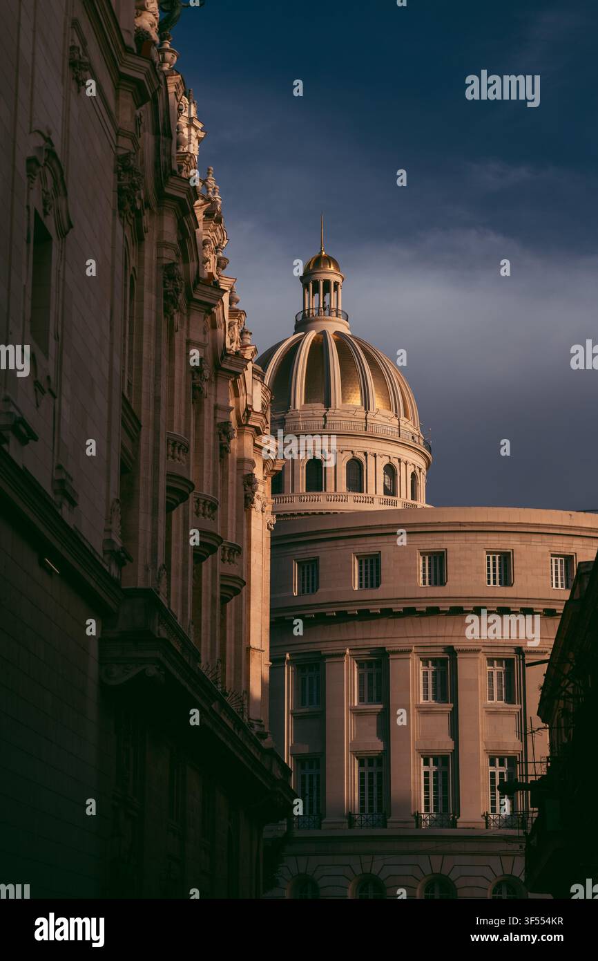 Cupola storica del Campidoglio incorniciata dall'architettura urbana al tramonto Foto Stock