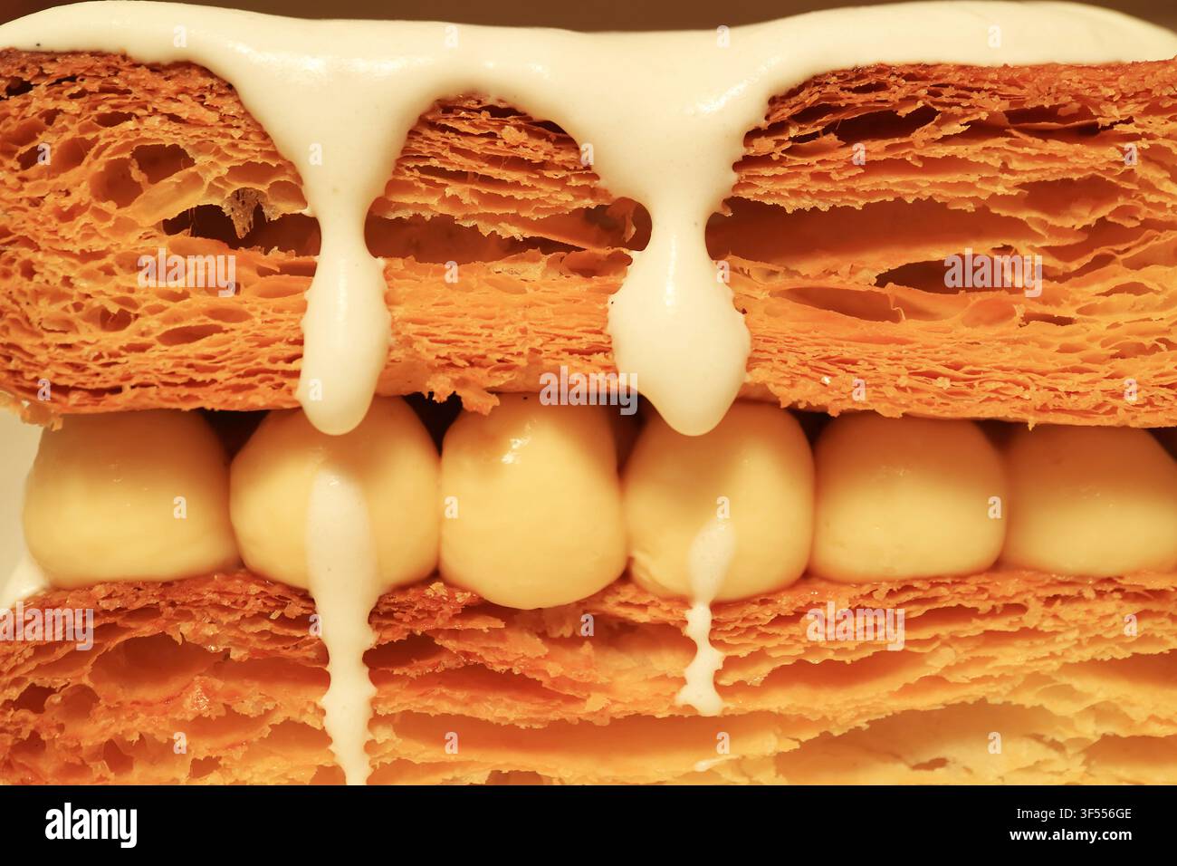 Prima vista di un delizioso millefoglie con crema Chantilly Foto Stock