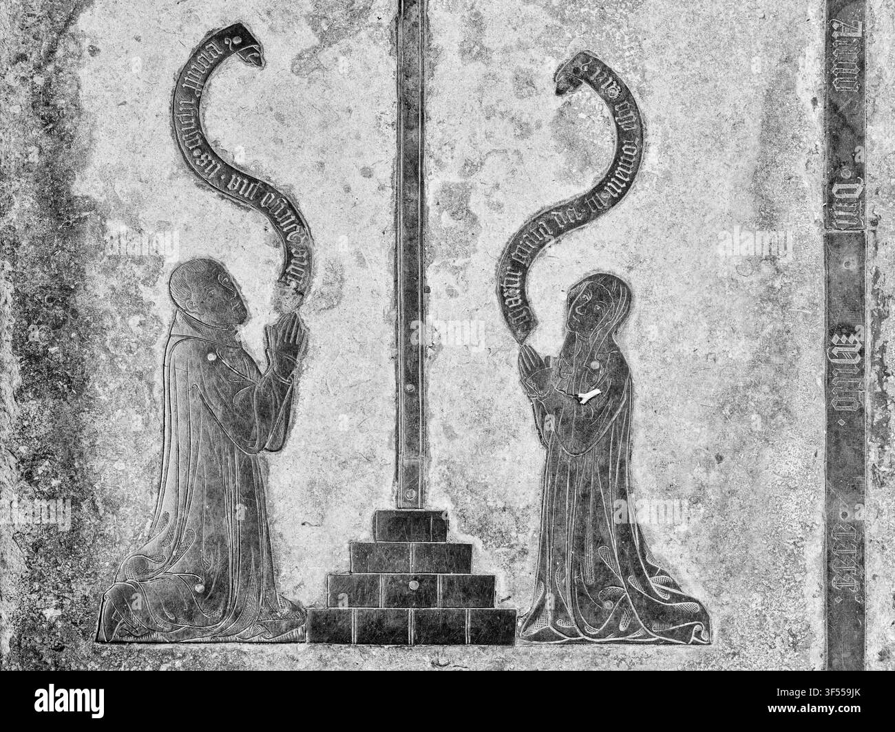 Monumento medievale in ottone – di John Mulsho e di sua moglie Joanna (entrambi morti nel 1400) – sul pavimento della chiesa cristiana del villaggio di Santa Maria Maddalena, Geddingto Foto Stock