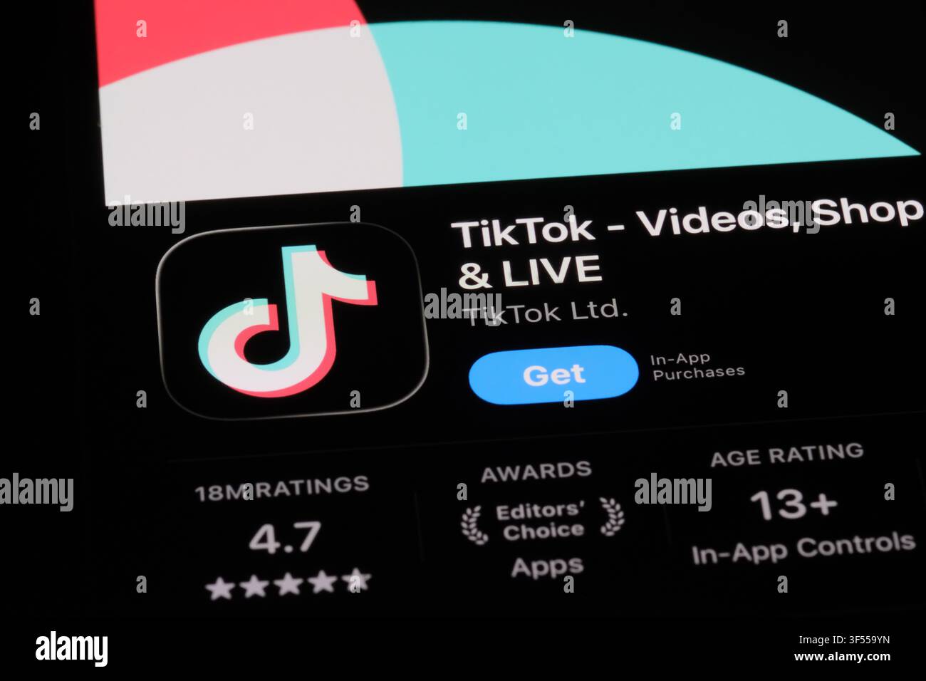 Shanghai, Cina - 30 luglio 2026: Pagina di download dell'app TikTok sullo schermo del telefono Foto Stock