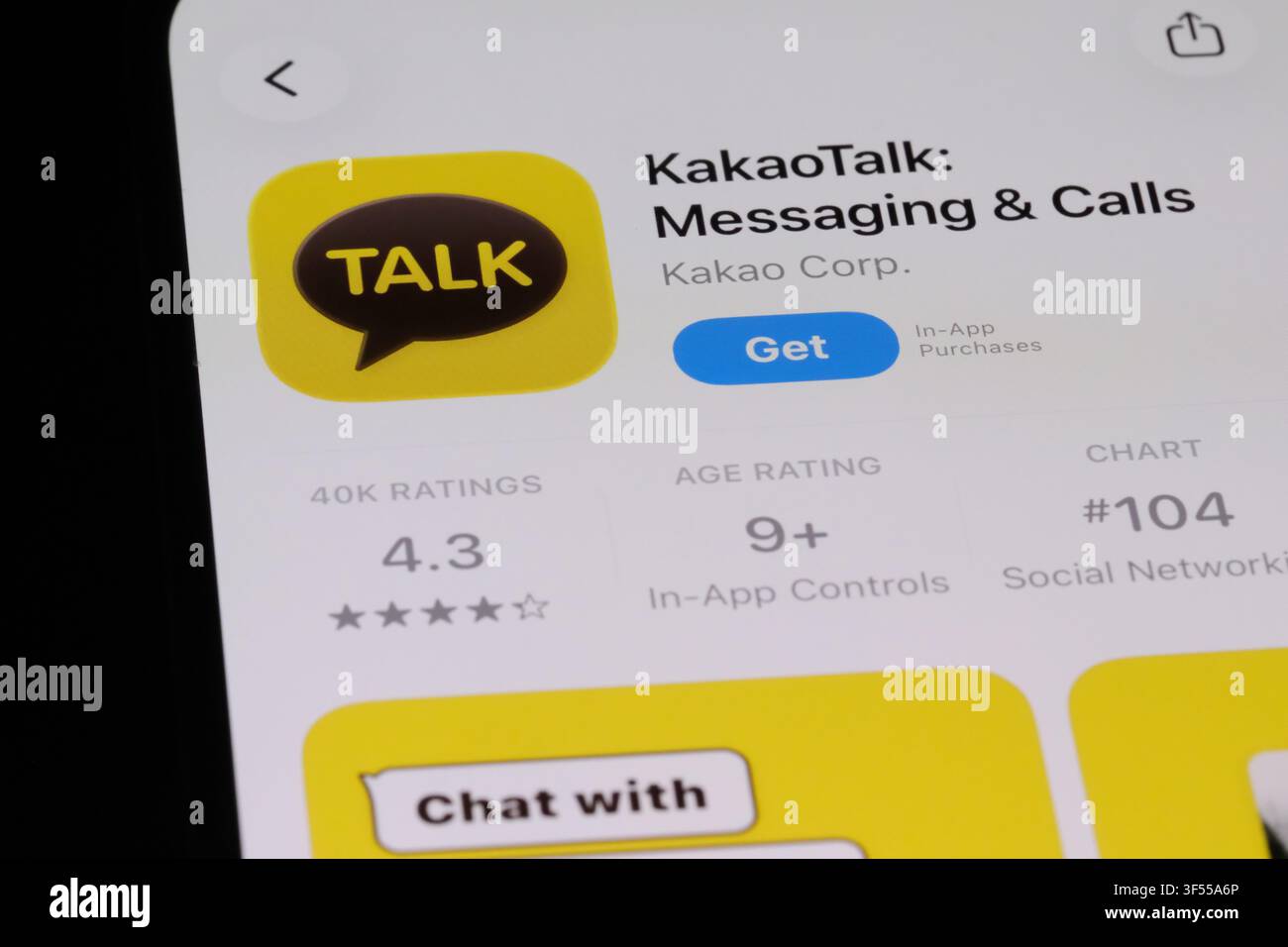 Shanghai, Cina – 30 luglio 2026: Pagina di download dell'app KakaoTalk sullo schermo del telefono Foto Stock