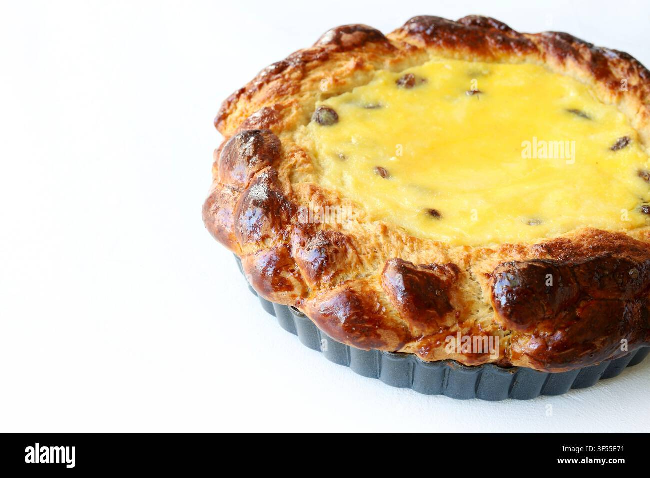 Torta pasquale rumena tradizionale Pasca con formaggio dolce e uvetta isolata su sfondo bianco. Autentica tradizione ortodossa pasquale dell'Europa orientale Foto Stock