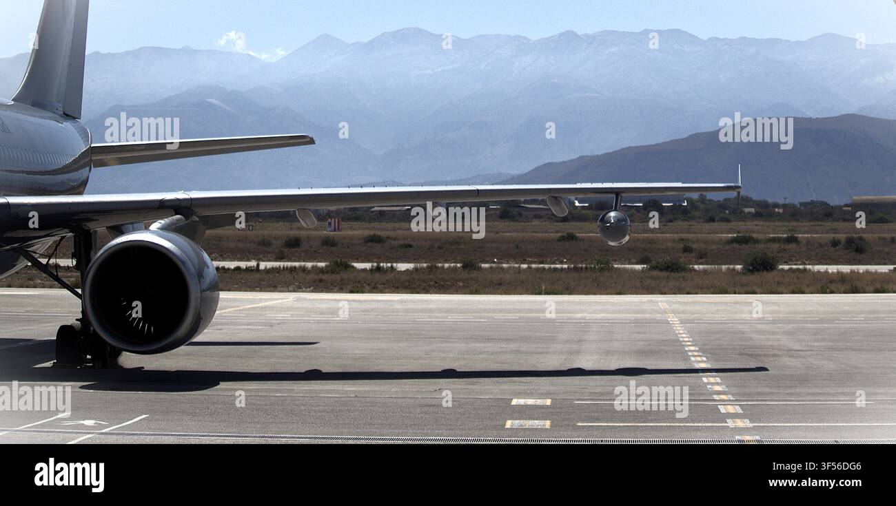 Vista laterale di una coda, un’ala e un motore a reazione di un aereo dell’Aeronautica Militare canadese parcheggiato sulla pista di cemento. Foto Stock