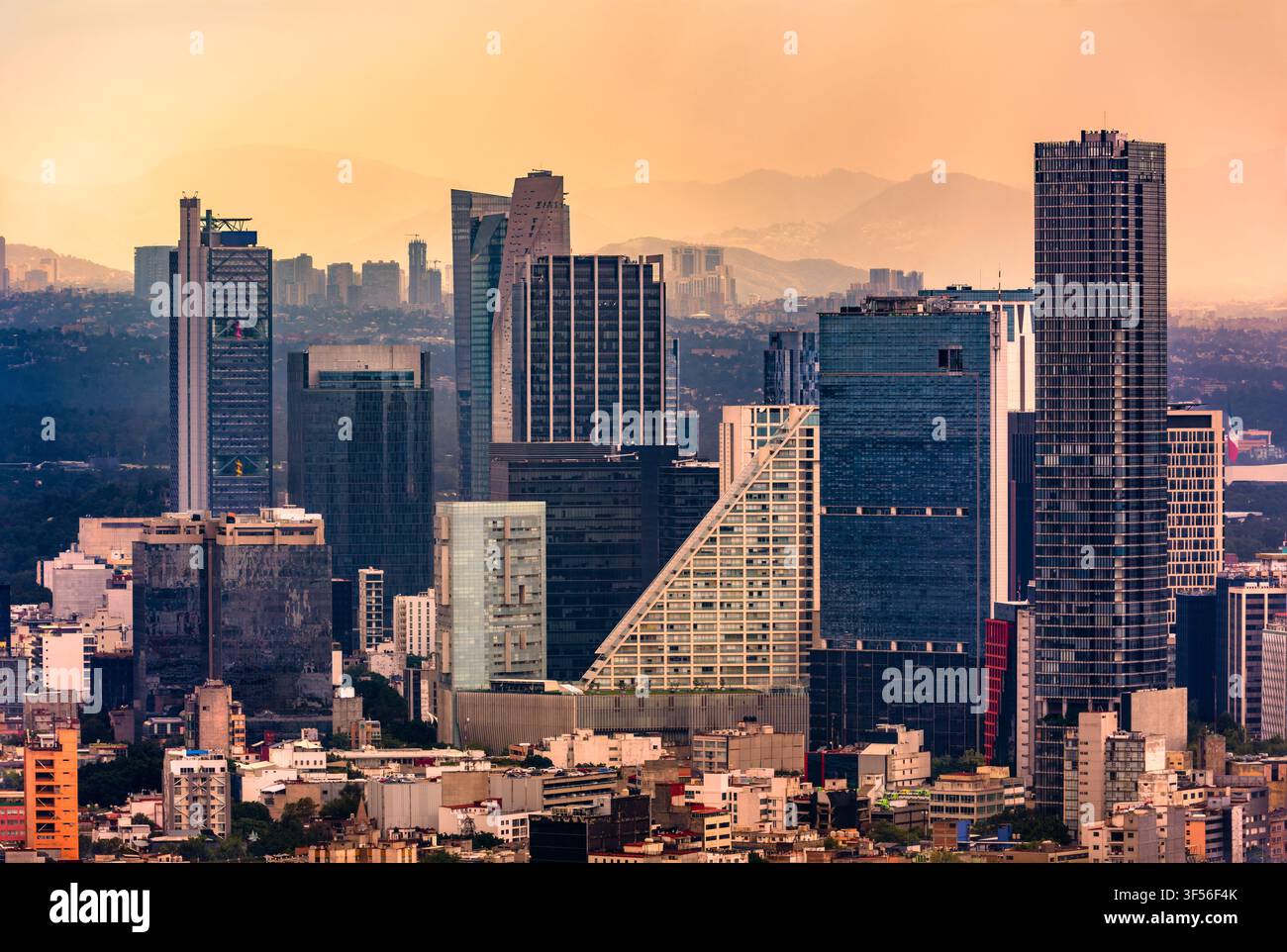 Vista aerea dello skyline di Città del Messico al tramonto Foto Stock